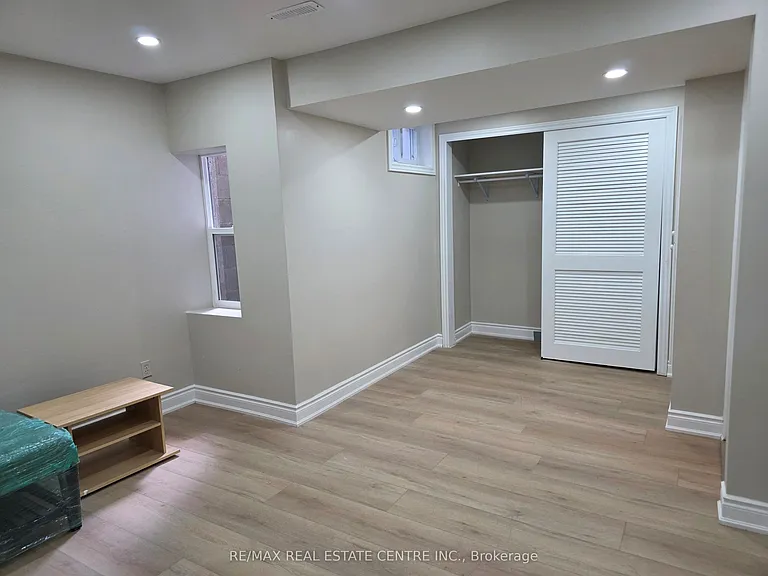2644 Kinnerton Cres E — Photo 9