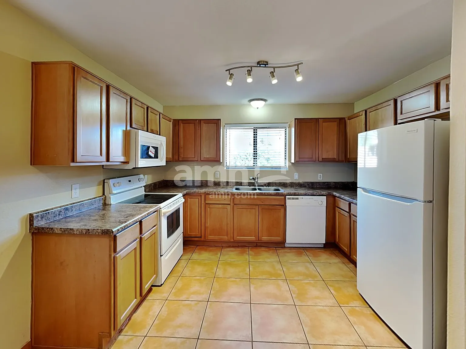 3 bed, 2.0 bath, 1448 sqft, $1,735 — Photo 3