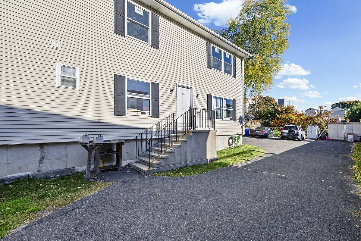 4 bed, 2.0 bath, 1456 sqft, $3,200 — Photo 1