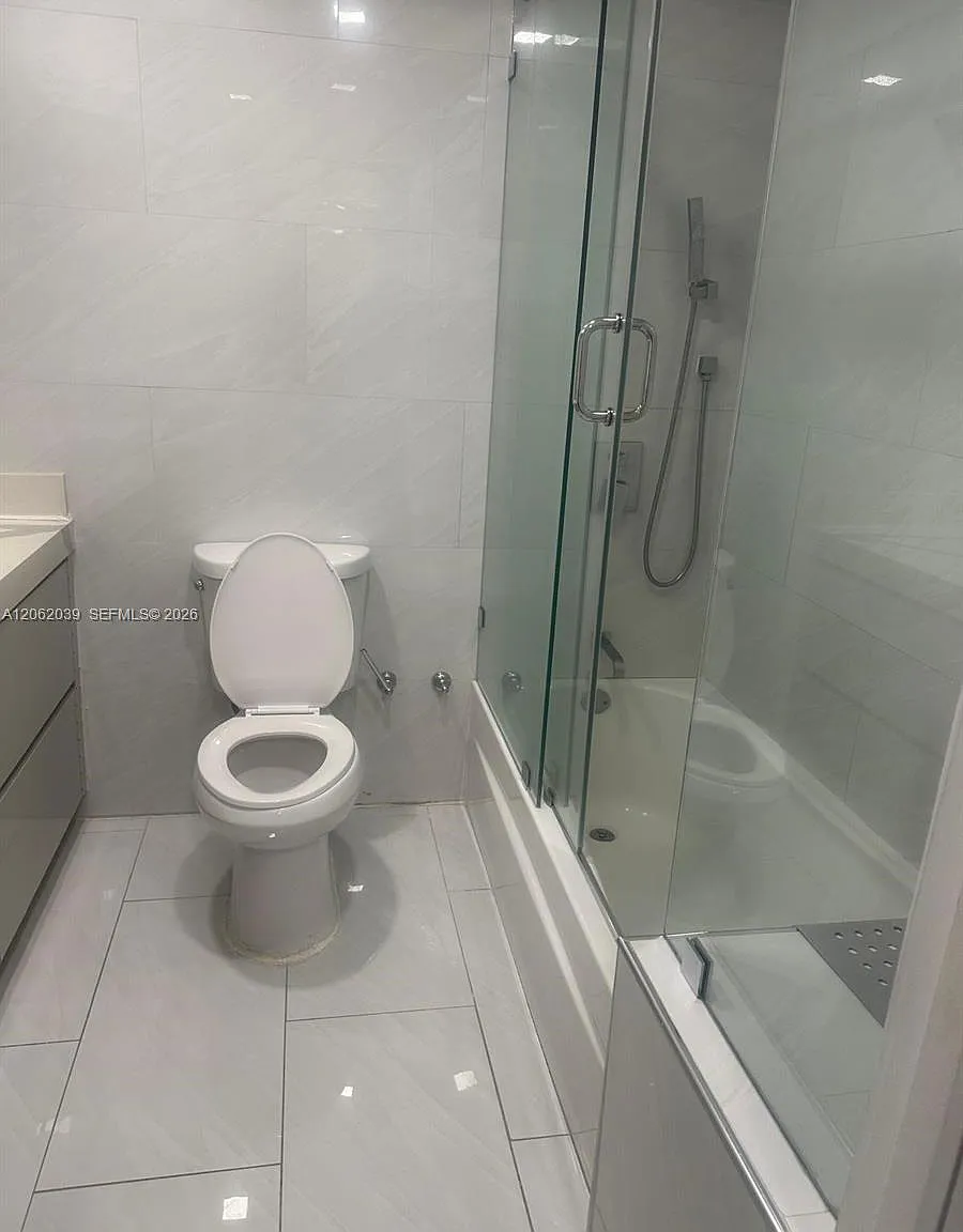 Sea Air Towers Condo — Photo 4