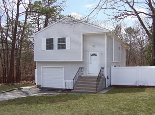 94 Panamoka Trl, Ridge, NY 11961