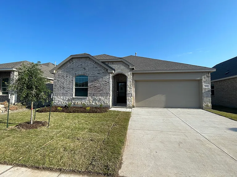 1203 Sassafras Dr — Photo 1