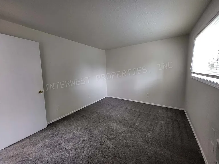 8231 N Fessenden St #9 — Photo 14
