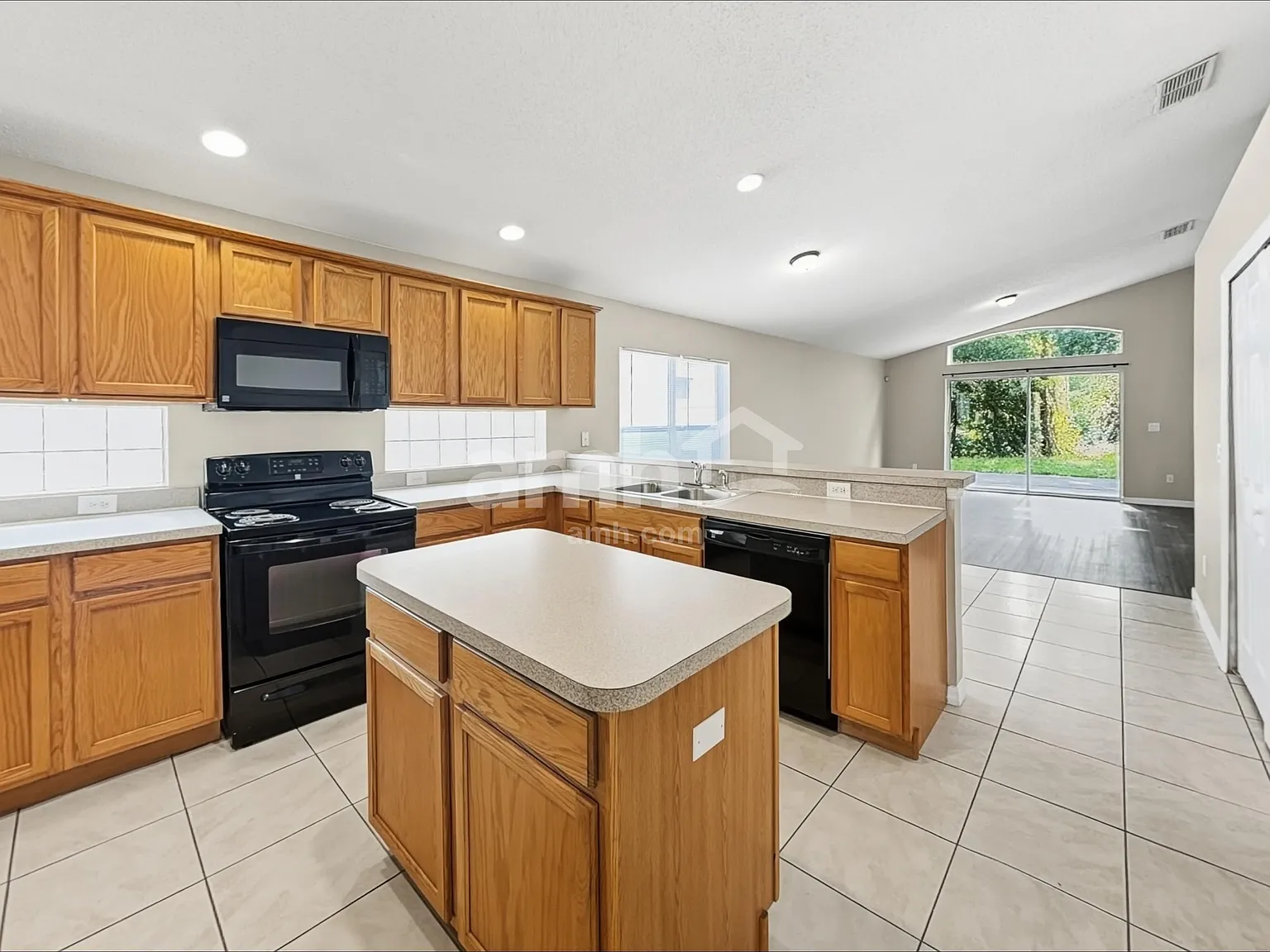 4 bed, 2.0 bath, 2165 sqft, $2,830 — Photo 3