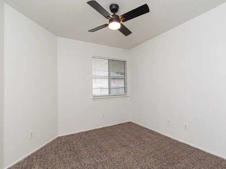 1213 Fox Creek Dr — Photo 12