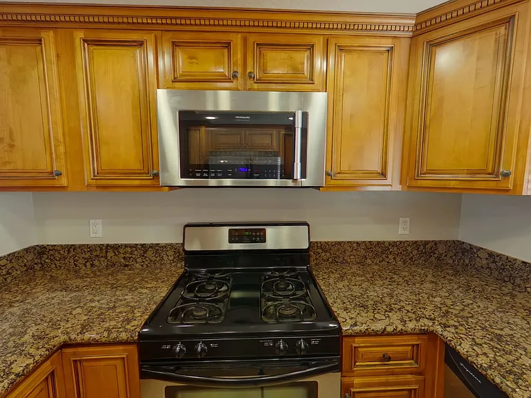 1940 Maple Ave #101 — Photo 6