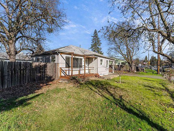 3rd image of 908 SW Bridge St