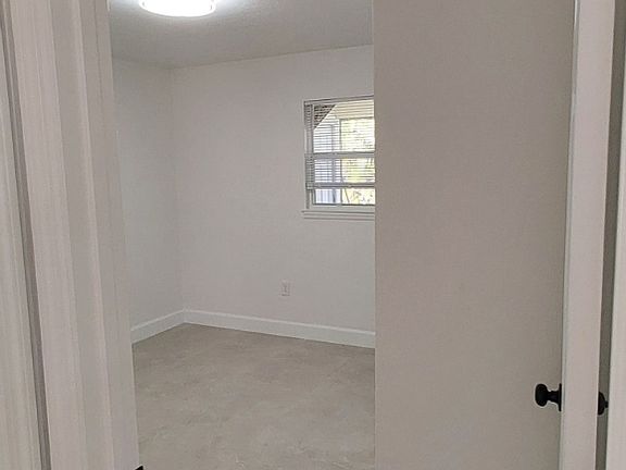 4th image of 1021 SE 11th Ter #1021