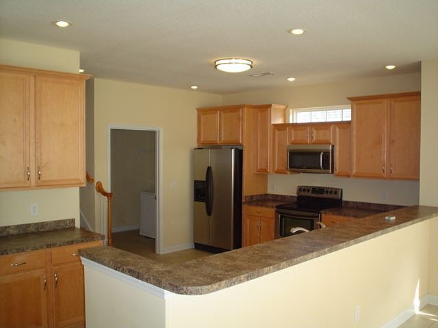 modern kitchen w/stainless steel apps