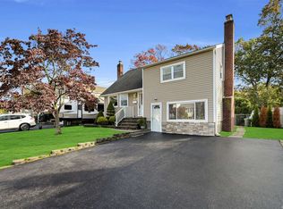 315 Park Ln, Massapequa Park, NY 11762