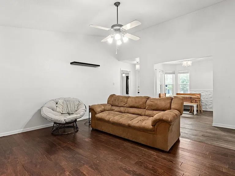 2210 Barry Dr — Photo 7