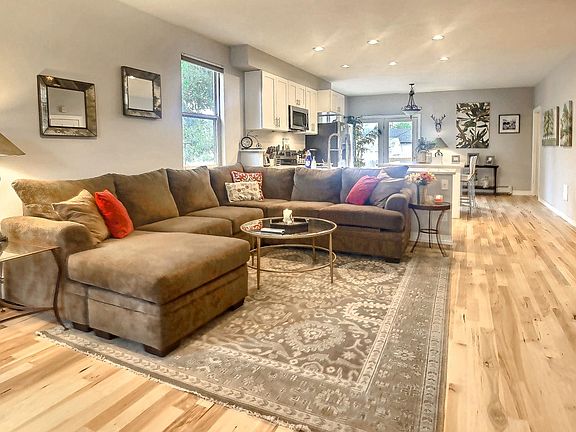 4th image of 4022 N Lowell Blvd