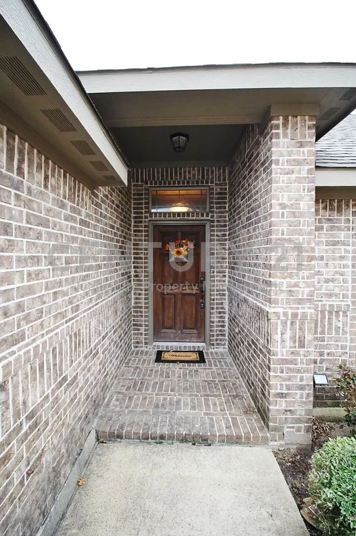 Well Maintained 3/2/2 in Waxahachie's Settlers Glen For Rent! — Photo 2