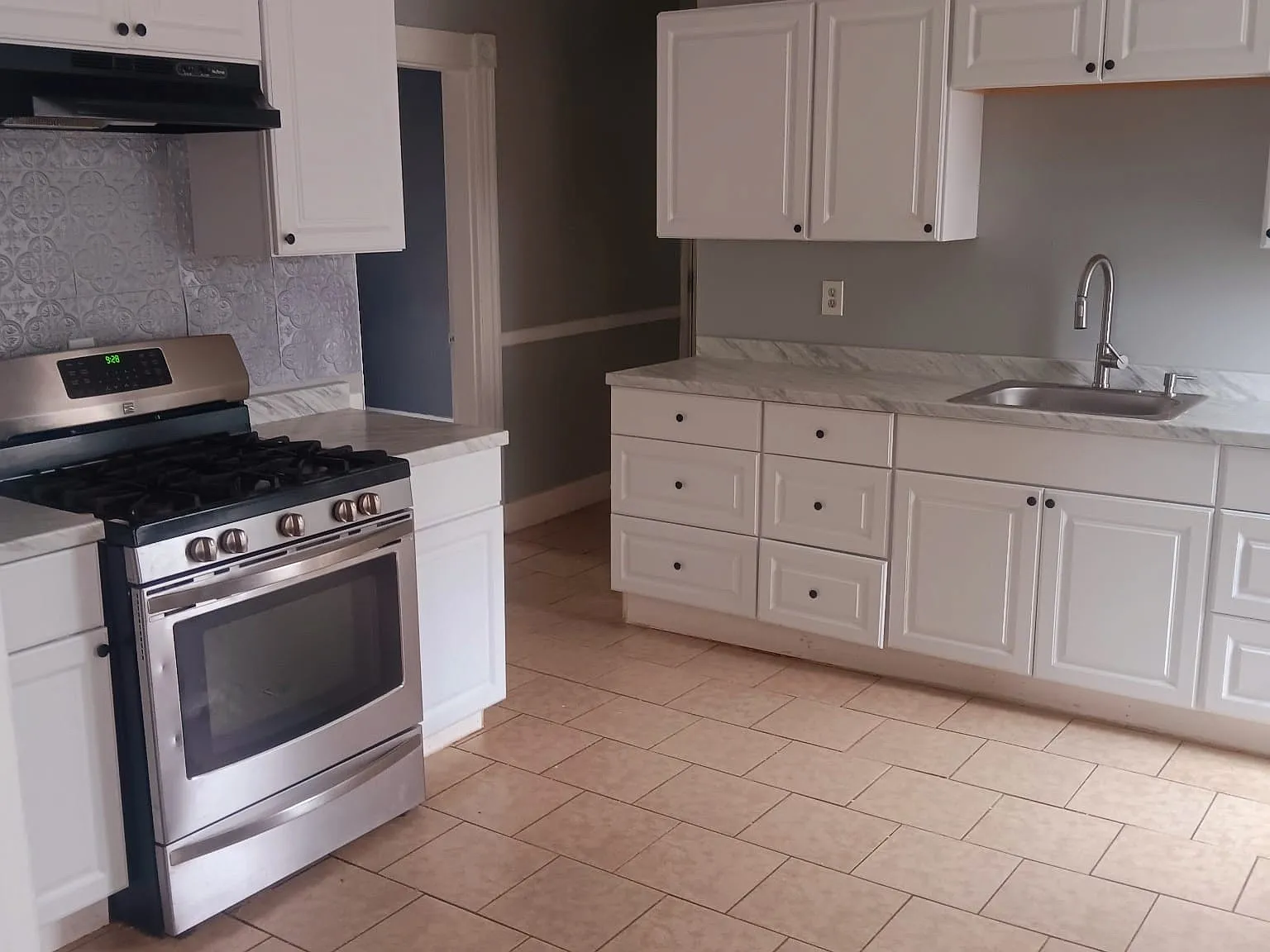 3 bed, 1300 sqft, $1,600 — Photo 1