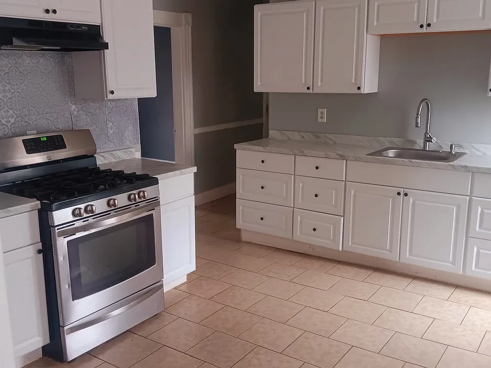 83 Lounsbury Ave #3