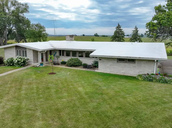 520 W Mission St, Strawberry Point, IA 52076