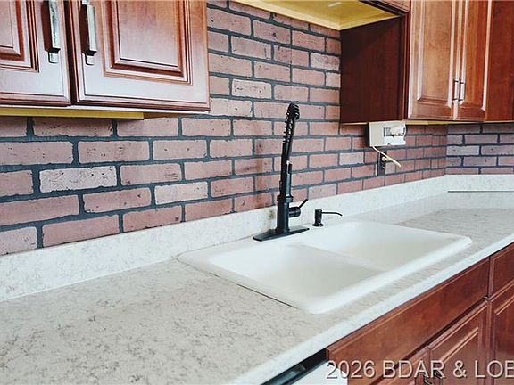 5th image of 112 N Aurora St