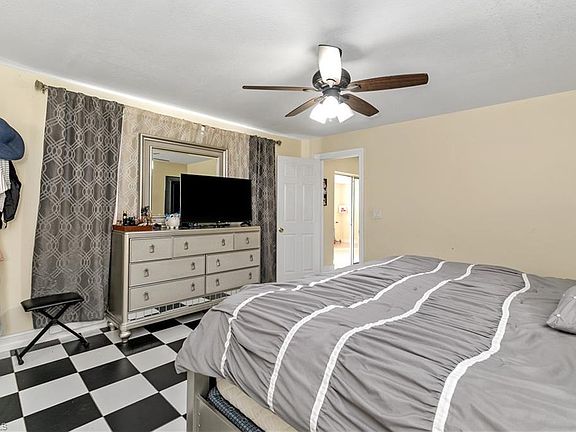 5th image of 624 SE 14th St