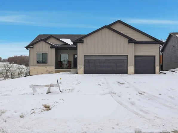 325 S Walnut Dr, Norwalk, IA 50211