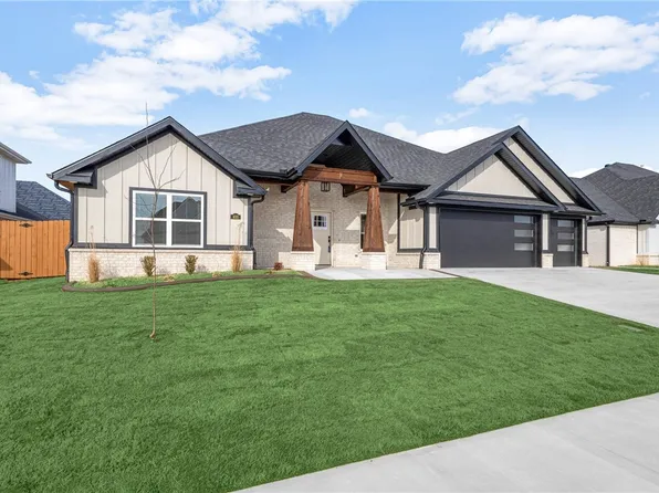 400 Bronco St, Centerton, AR 72719