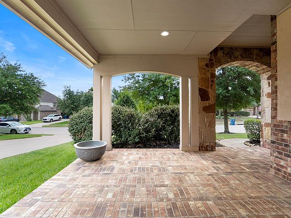 4th image of 51 Chestnut Meadow Dr