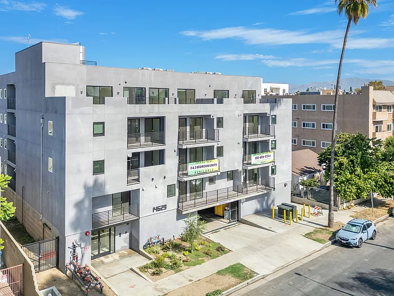 Brand New Luxury Homes! W/D, Balcony & Parking! — Photo 23