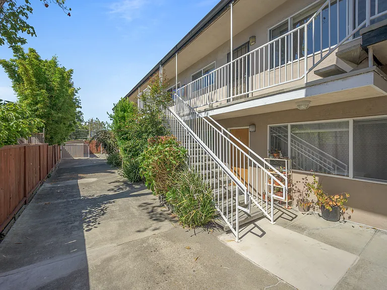 2134 McGee Ave #B — Photo 2