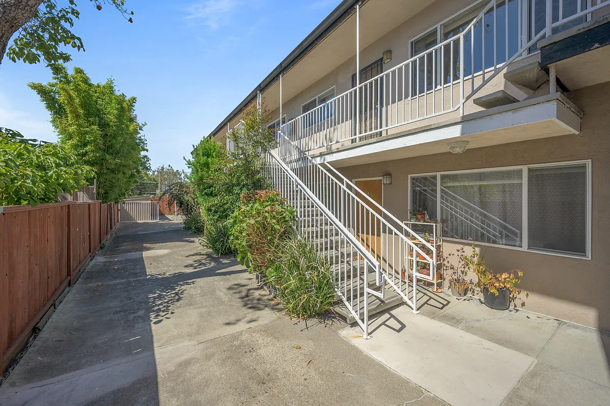 Building Photo - 2134 McGee Ave #B