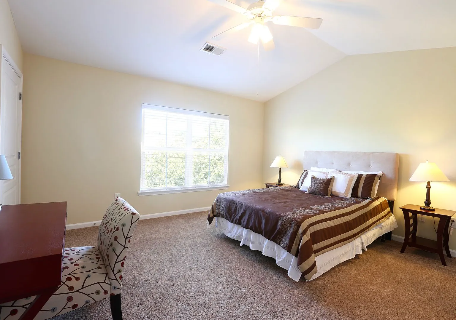 3 Bedroom Townhouse At The Woodlands - End Unit * Only $500 Deposit - End Unit- 1 Month Free When... — Photo 4