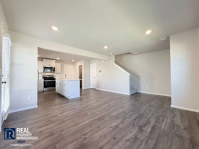 2216 Trailside Dr NE — Photo 3