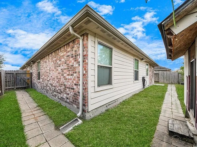 13918 Goodridge Dr — Photo 16