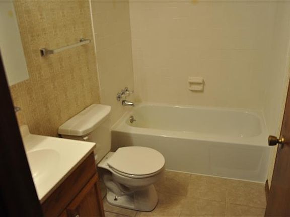 5th image of 1911 Oakwood Dr