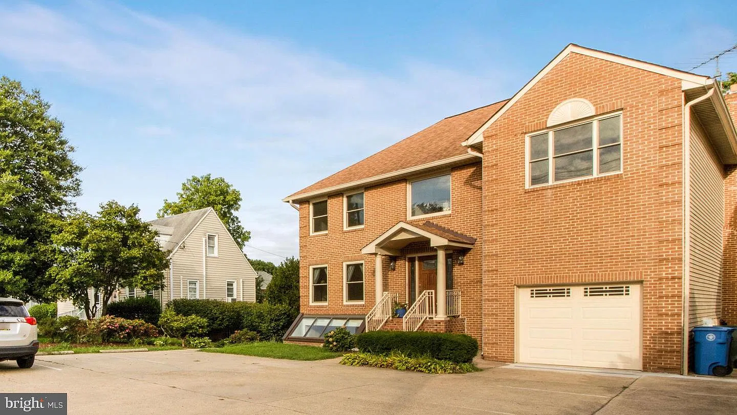 4 bed, 2.5 bath, 2264 sqft, $4,500 — Photo 2