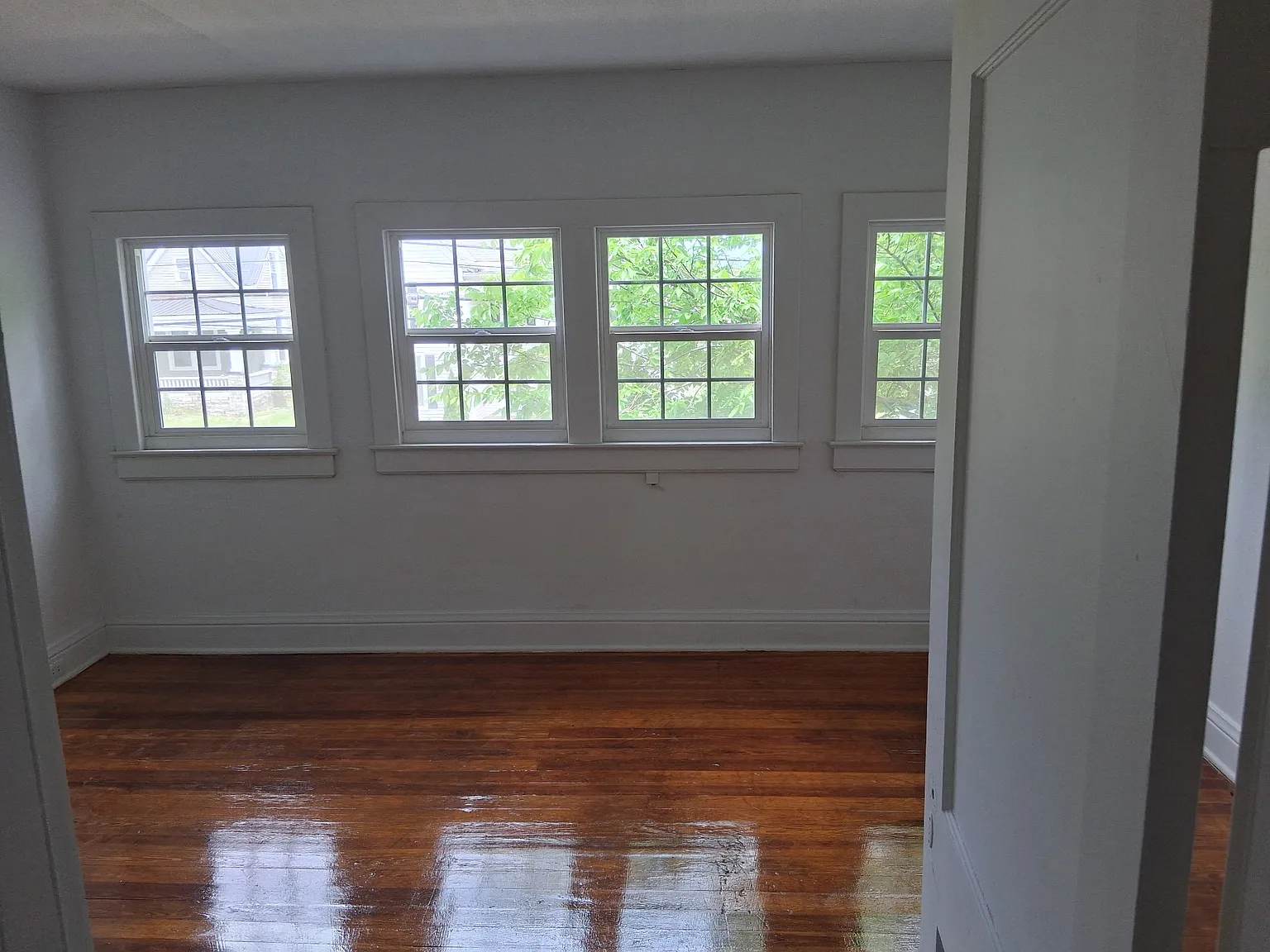 5 bed, 2328 sqft, $2,600 — Photo 3