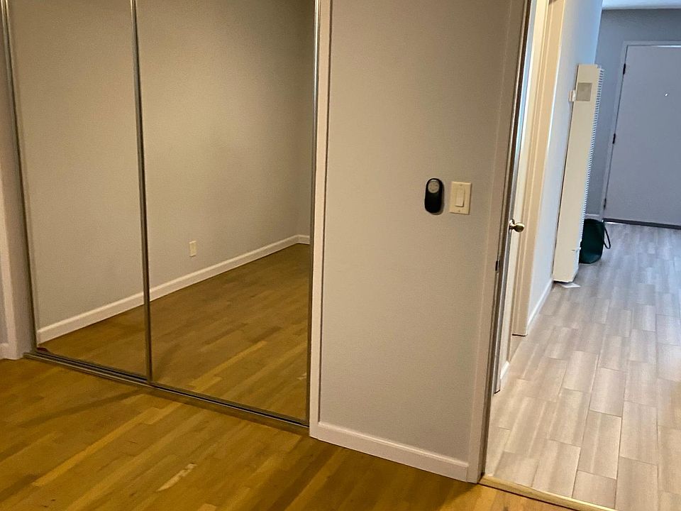 Second bedroom, with mirrored closet doors