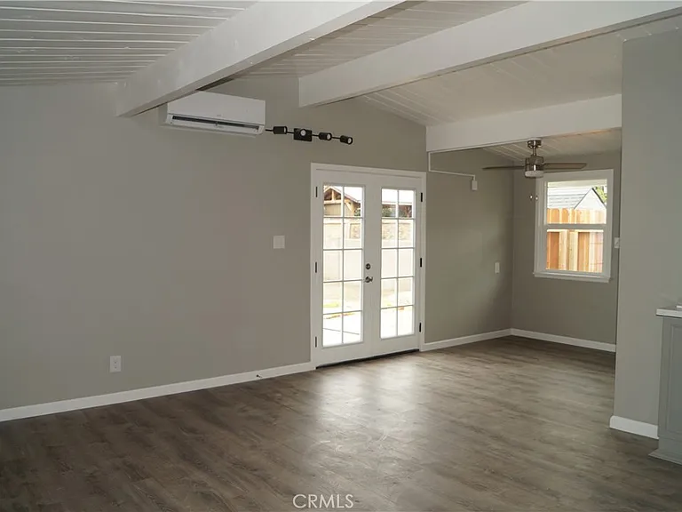 855 W B St — Photo 2