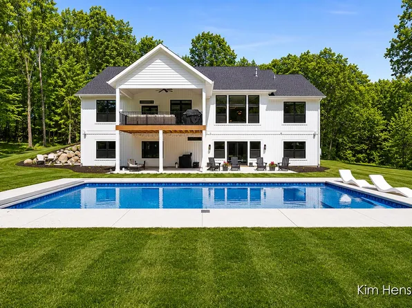 8571 Young Ave, Rockford, MI 49341