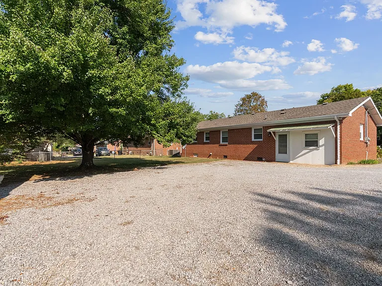209 Oak Dr — Photo 23