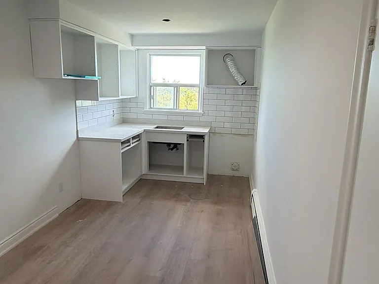9 Allenby Ave #4 — Photo 3