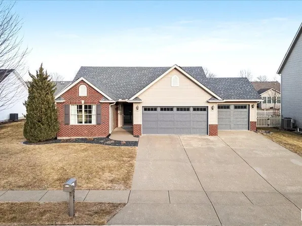 565 Garrett Ct, Blue Grass, IA 52726