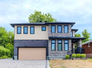 819 Aaron Ave #B, Ottawa, ON K2A3P1