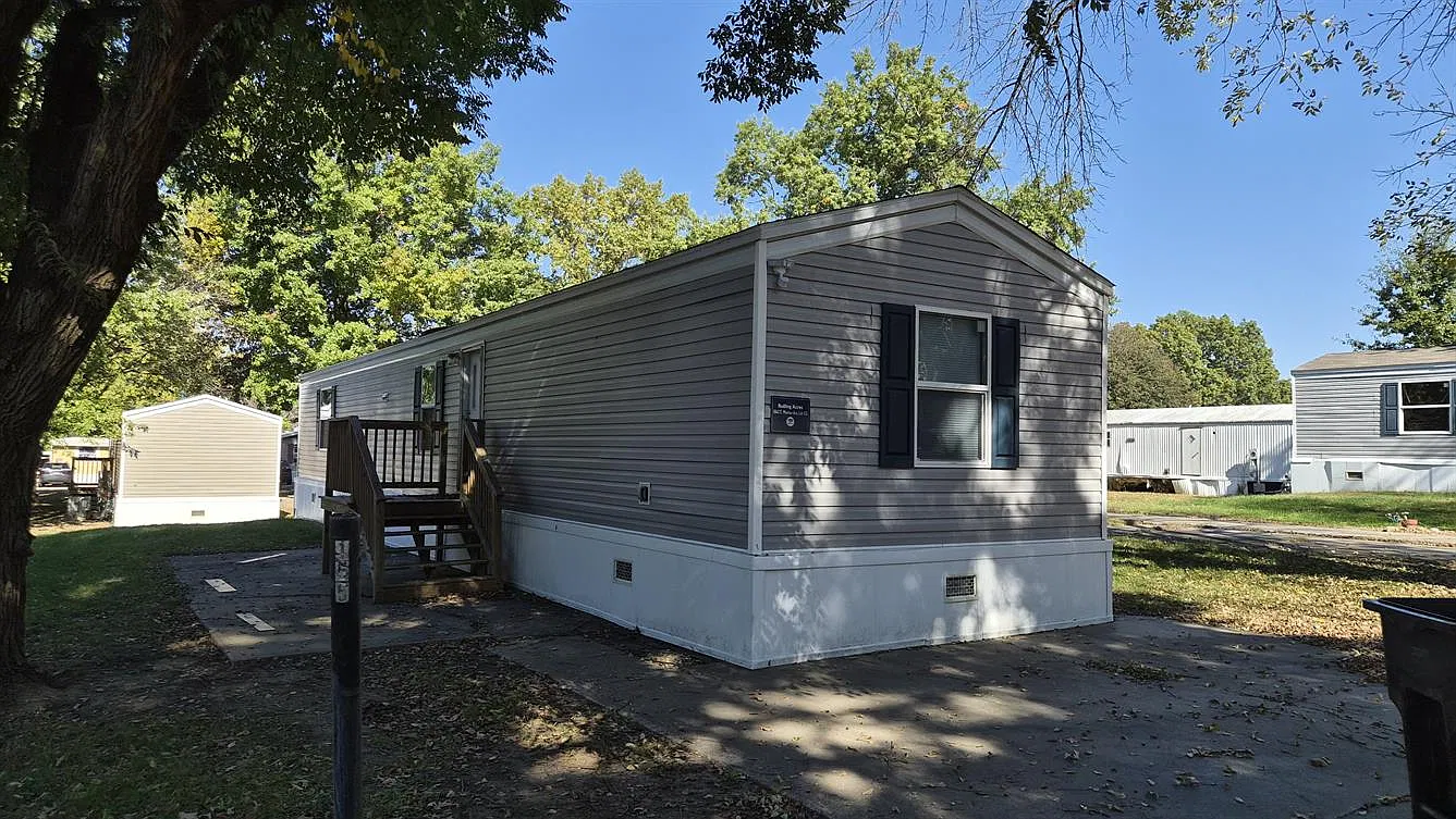 1042 E Morton Ave — Photo 1