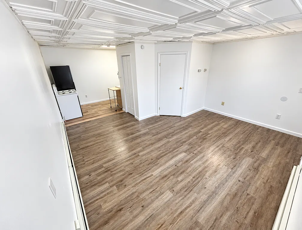 Spacious Studio - Utilities Included! — Photo 1