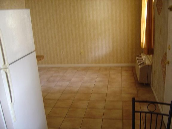 4th image of 2437 NE 6th St APT 10