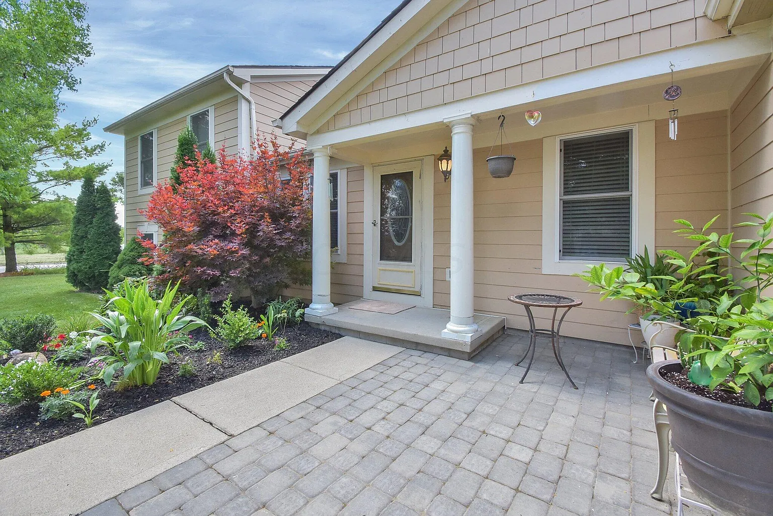 639 Academy Dr photo 1