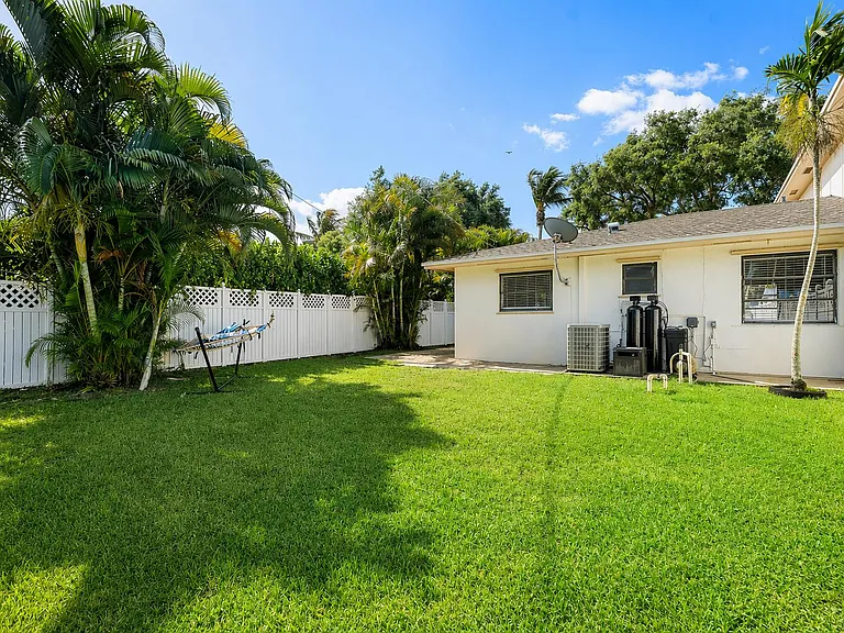 2103 N Palm Cir — Photo 23