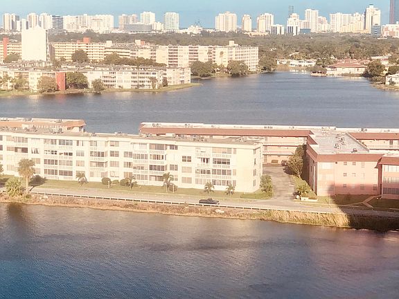 3rd image of 1301 Miami Gardens Dr APT 1621W