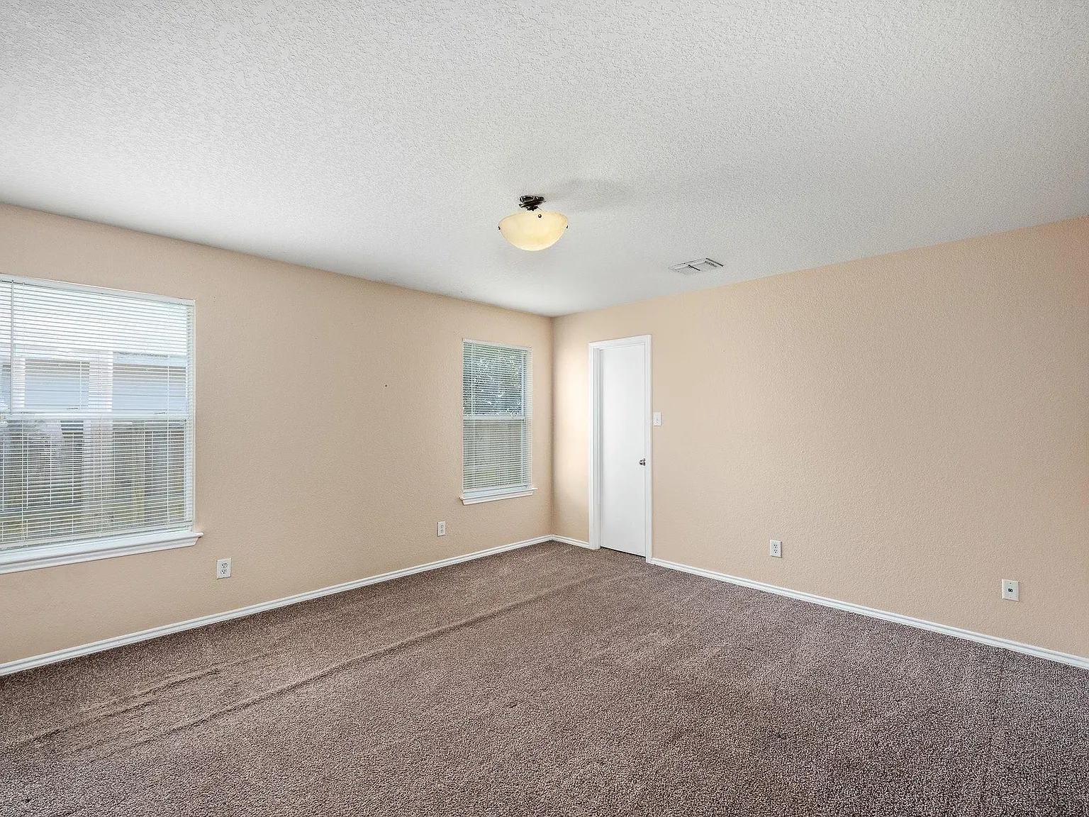 3 bed, 2.0 bath, 1586 sqft, $1,600 — Photo 3