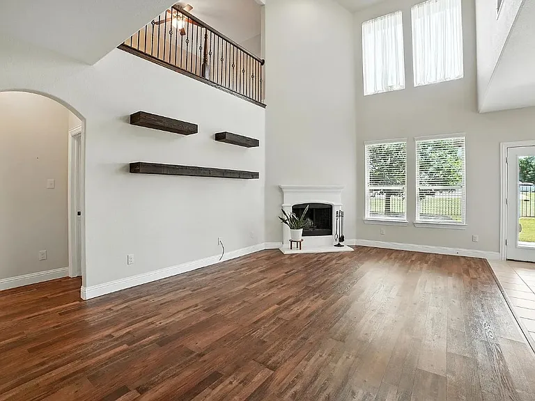 2404 Sabine Cir — Photo 6