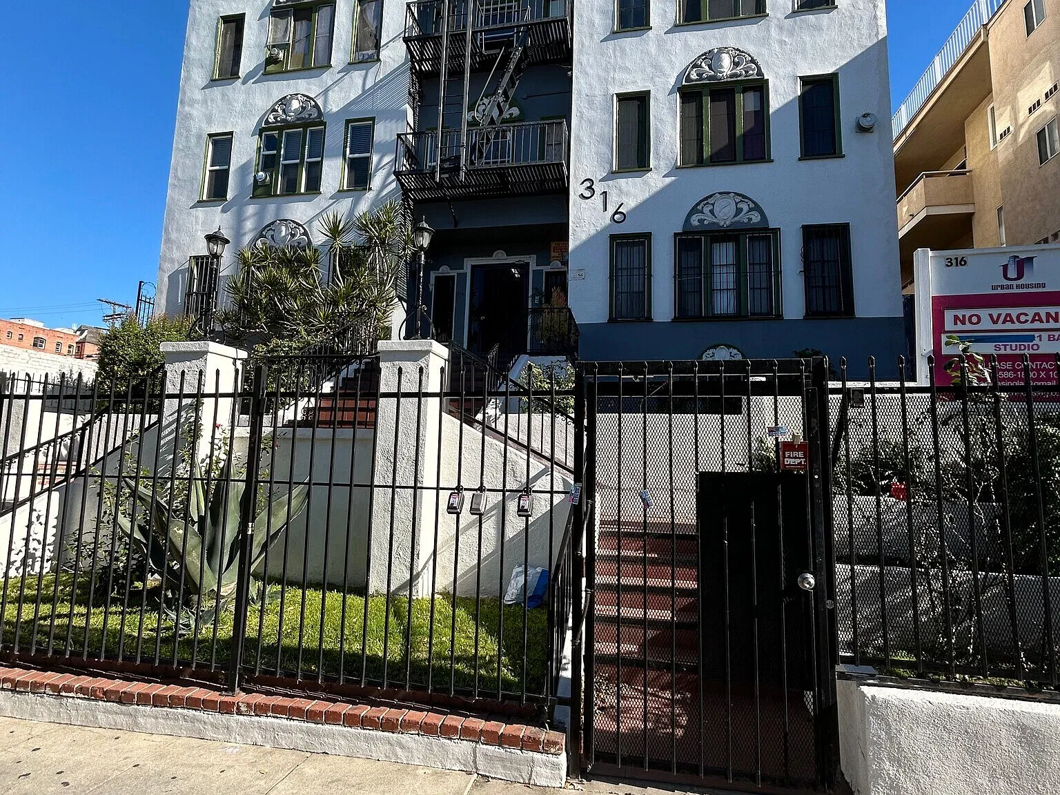 316 S Berendo Apts — Photo 2